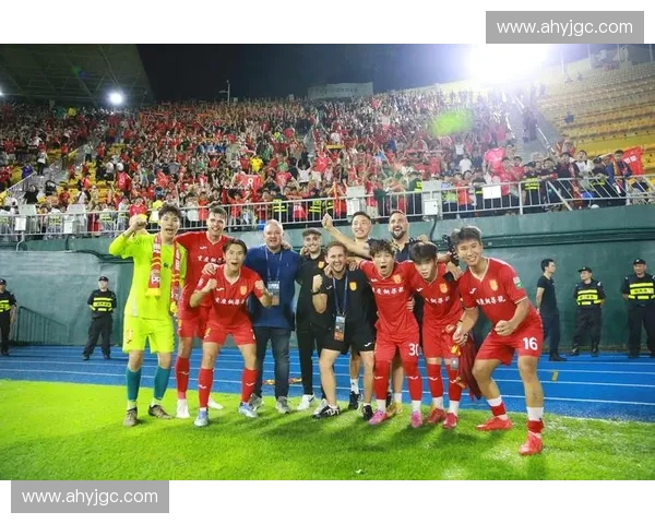 精彩足球联赛：全球顶级赛事激战正酣，球迷热情高涨的足球盛宴